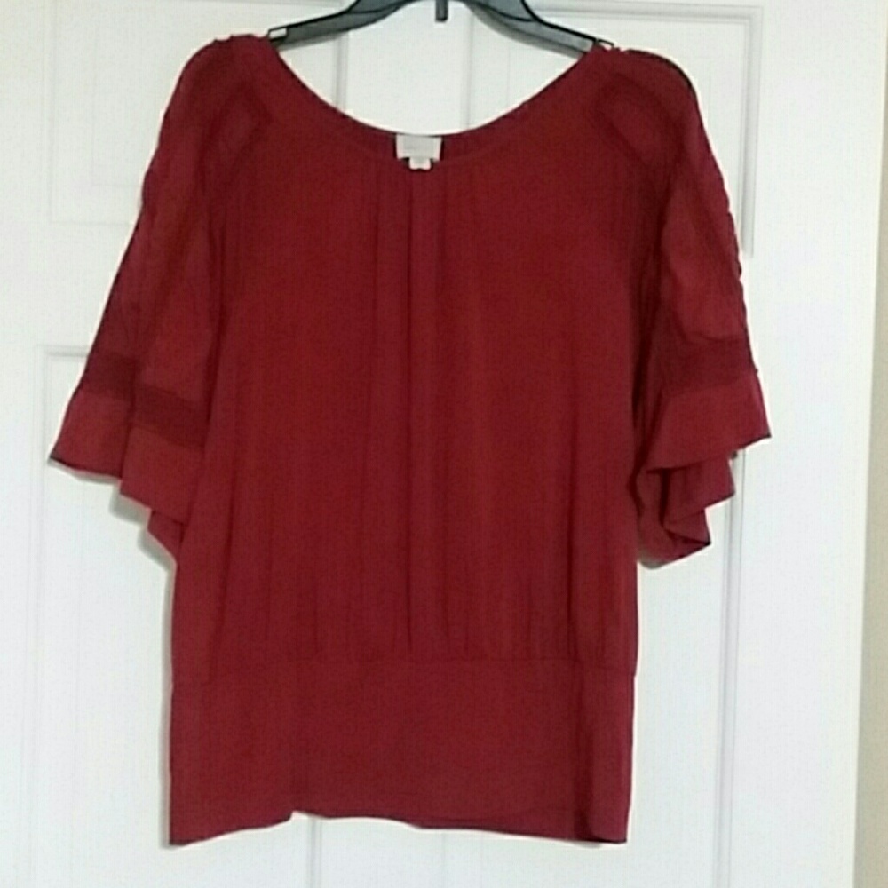 Beautiful rust red color top with sleeve detail